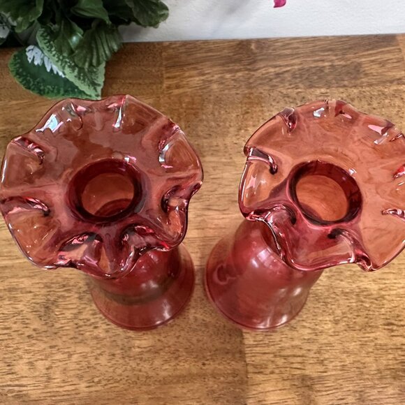 This exquisite pair of hand-blown cranberry glass vases dates back to the Victor - Picture 6 of 7